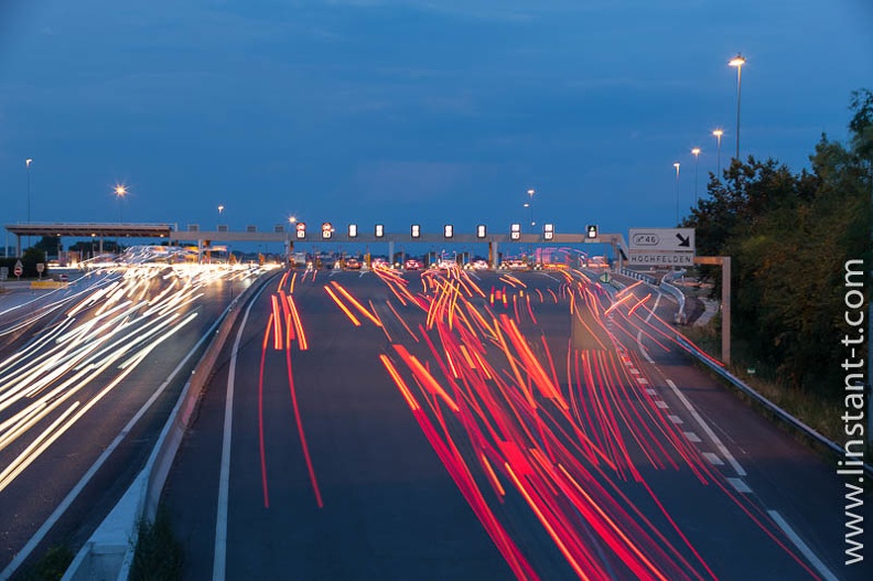 Barrière de péage de Hochfelden (autoroute A4) observé depuis un pont à la tombée de la nuit. Autoroute-042.jpg