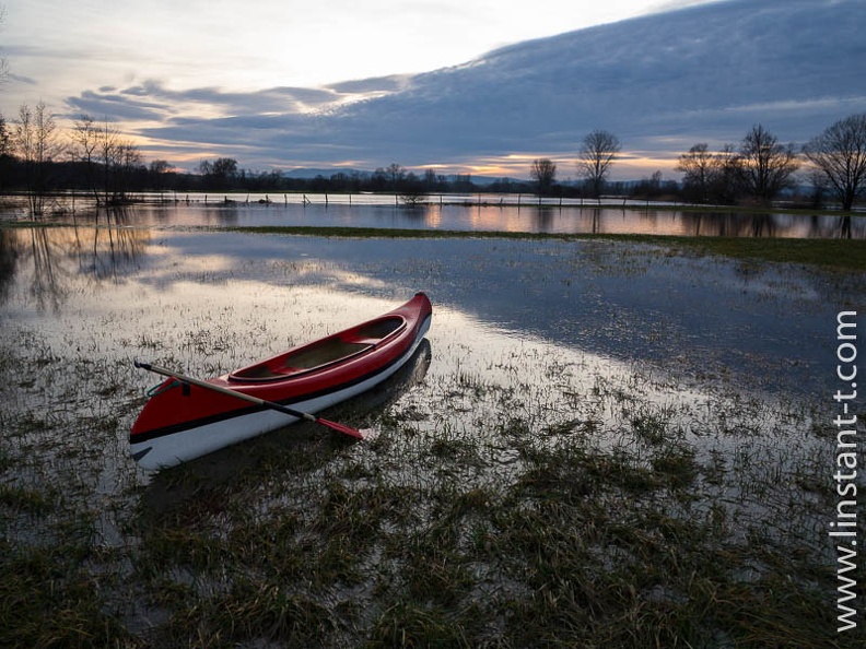 Un canoë vide dans un pré inondé. Canoe-125.jpg