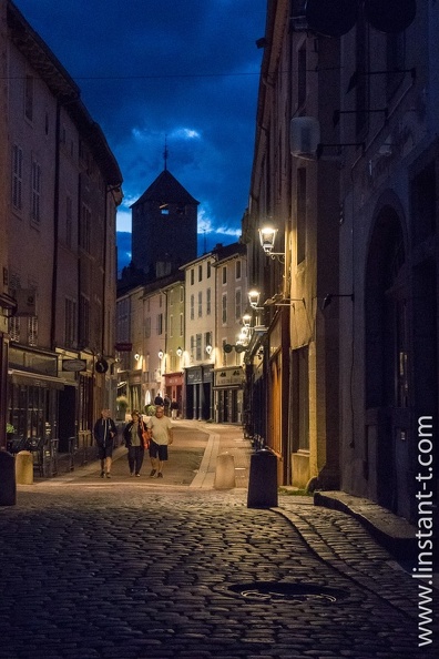 Trois touristes marchent le soir dans une rue de Cluny, Saône-et-Loire, région Bourgogne, France Cluny-J1-13.jpg