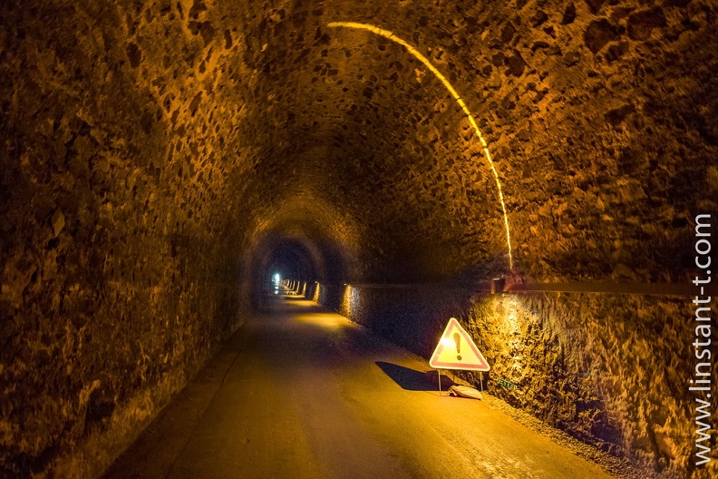 Ancien tunnel ferroviaire du Bois Clair traversé par la voie verte, près de Berzé-le-Chatel, Saône-et-Loire, région Bourgogne, France Cluny-J7-20.jpg