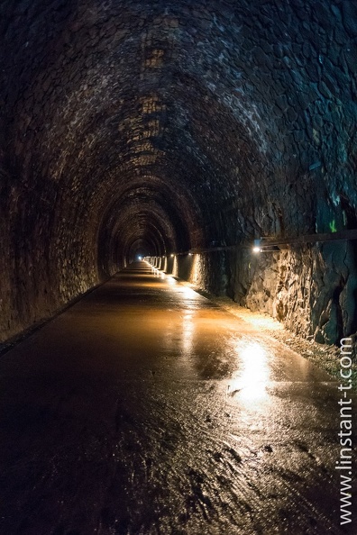 Ancien tunnel ferroviaire du Bois Clair traversé par la voie verte, près de Berzé-le-Chatel, Saône-et-Loire, région Bourgogne, France Cluny-J7-21.jpg