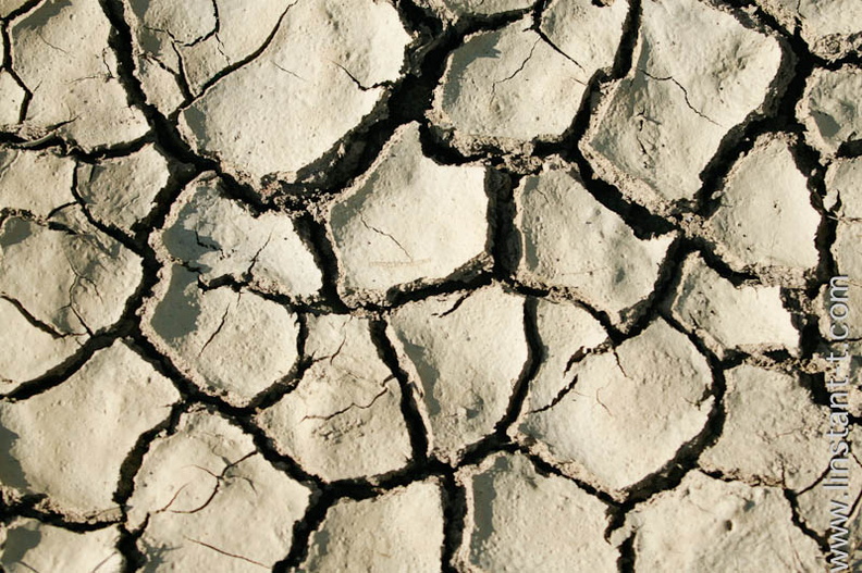 Le sol craquelé après une inondation. Terre-003.jpg