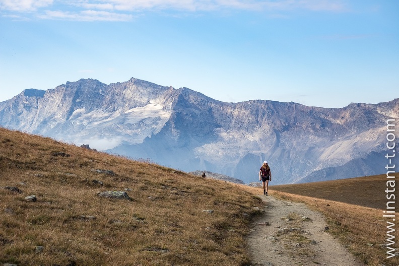 Randonneuse sur un sentier du plateau au-dessus du refuge Savoia, parc national du Gran Paradiso, Italie GrandParadis-J3-09.jpg