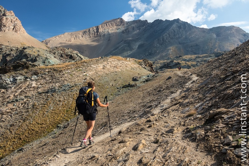 Randonneuse vers 2800 m d'altitude sur un sentier du plateau au-dessus du refuge Savoia, parc national du Gran Paradiso, Italie GrandParadis-J3-20.jpg