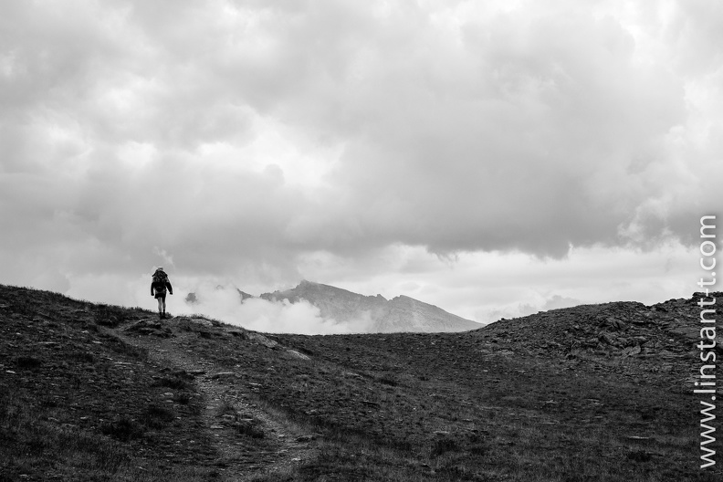Randonneuse sur un sentier du plateau au-dessus du refuge Savoia, parc national du Gran Paradiso, Italie GrandParadis-J3-64.jpg