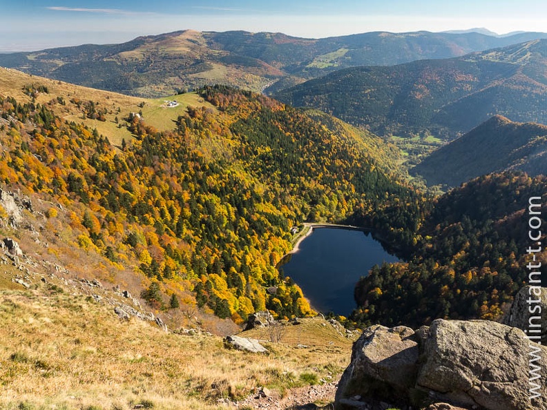Le Petit Hohneck, le col du Schaeferthal et le lac Schiessrothried depuis le sommet du Hohneck, Metzeral, Haut-Rhin. Schiessrothried-008.jpg
