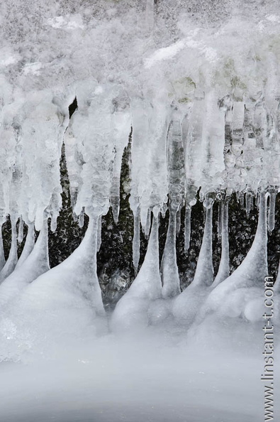 Des stalactiques et stalagmites de glace en hiver au bord de la Zorn donnent une image un peu abstraite en gros plan.
Visites 678
Tags: blanc, hiver, verticale
Glace-020.jpg