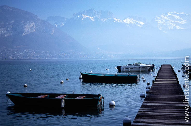 Ponton sur le lac d'Annecy avec le massif de la Tournette à arrière-plan. Annecy-03c.jpg