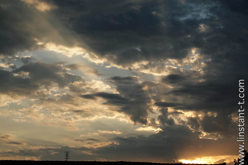 coucher de soleil sur un toit. Une antenne télé se détache en ombre chinoise Ciel-014.jpg