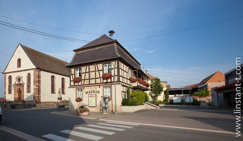 La mairie de Wingersheim sur fond de ciel bleu, le passage piéton au premier plan. Wingersheim-002.jpg