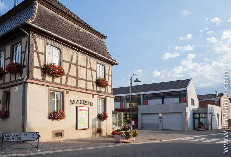 La mairie de Wingersheim sur fond de ciel bleu Wingersheim-004.jpg