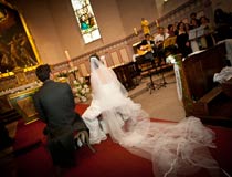 Jeunes mariés dans la cérémonie à l'église