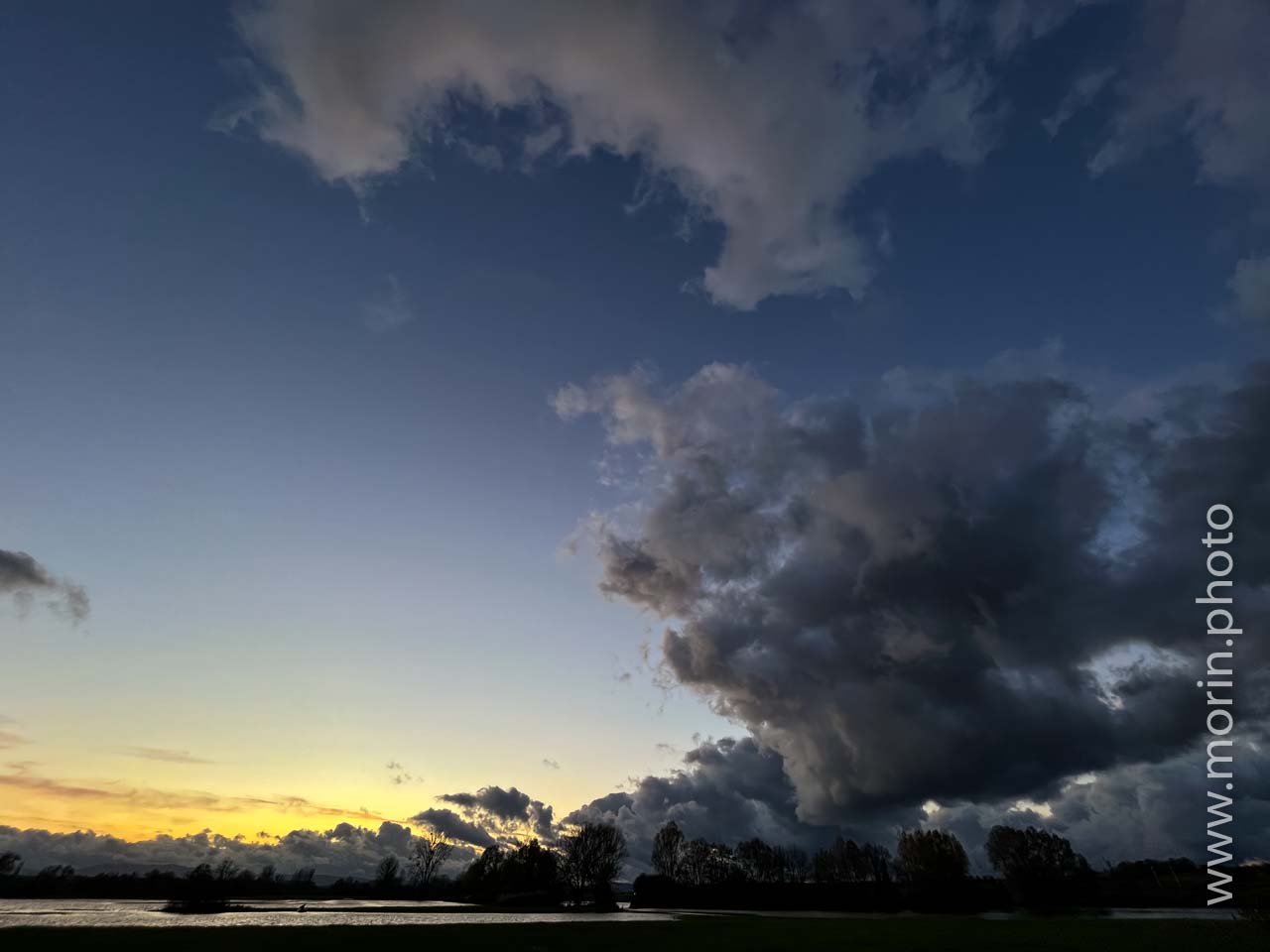 Nuages au coucher du soleil.