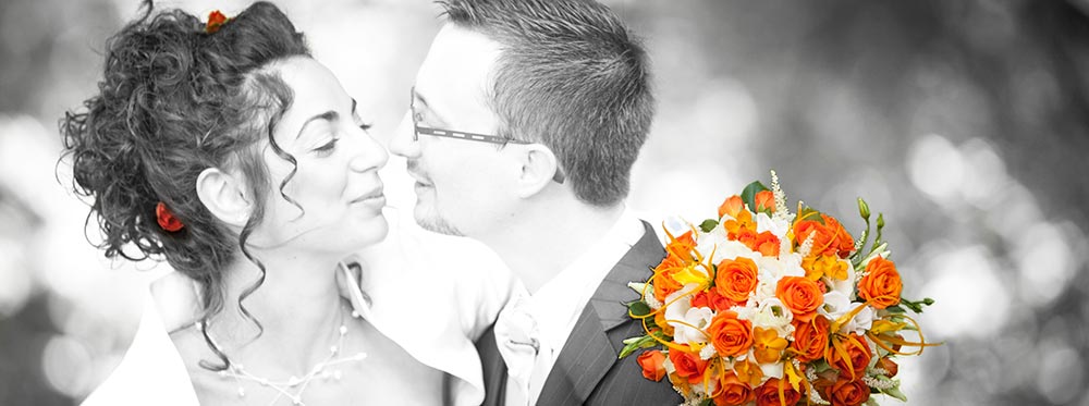 Photo de mariage en noir et blanc partiel : Couple de mariés avec le bouquet