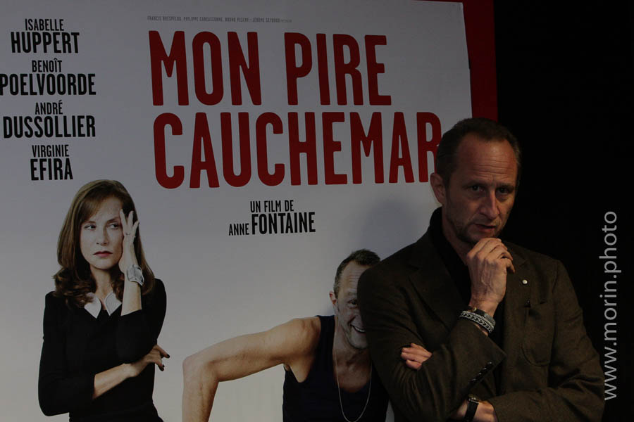 Benoît Poelvoorde devant l'affiche de son film