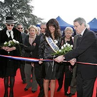 Coupé de ruban pour une ouverture de salon