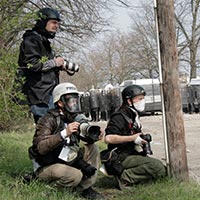 Photographes casqués pendant une manifestation violante