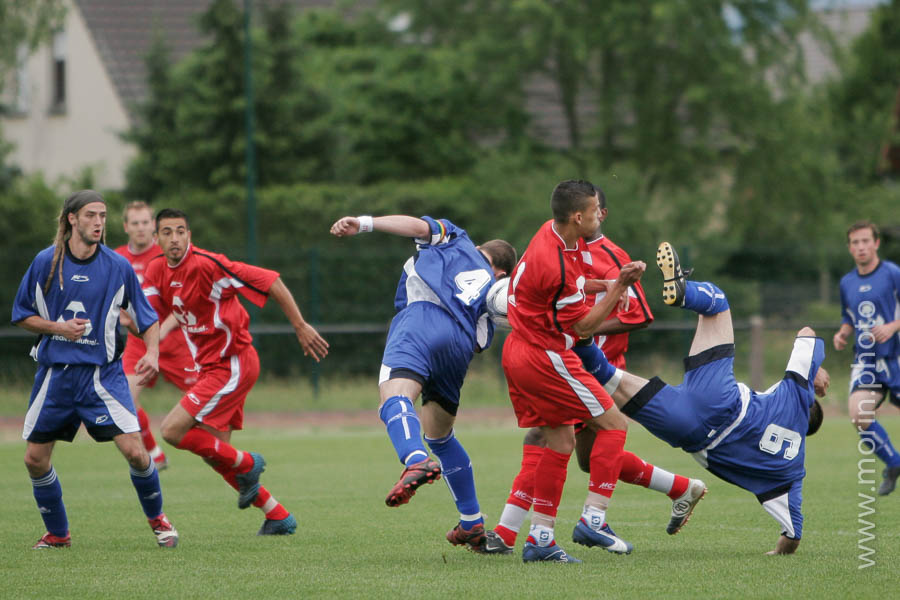 joueurs de foot en action