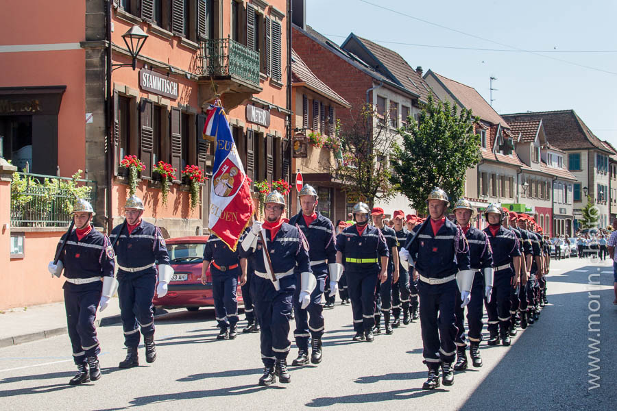 défilé à pied dans la rue principale de hochfelden