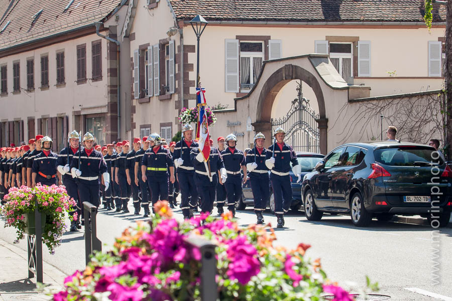 défilé à pied dans la rue principale de hochfelden