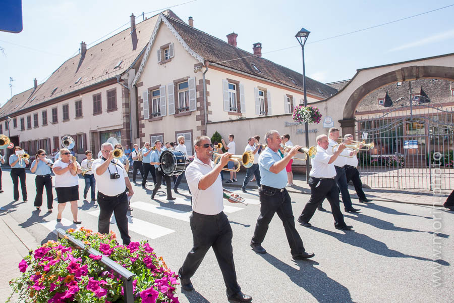 défilé à pied dans la rue principale de hochfelden