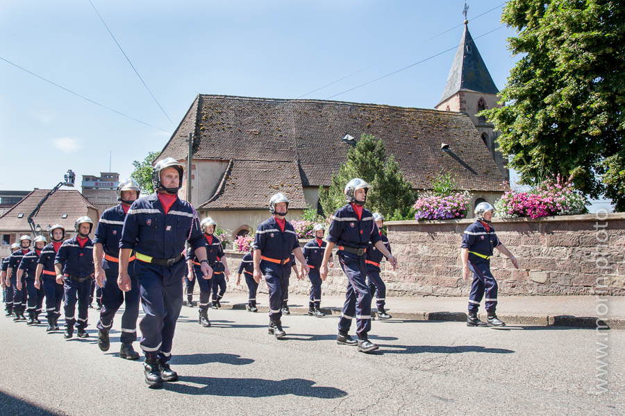 défilé à pied dans la rue des Quatre Vents