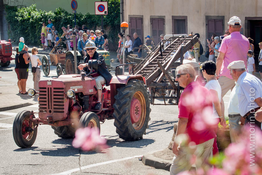 Ancienne grande échelle tirée par un vieux tracteur