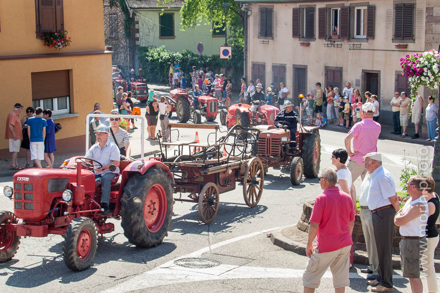 Ancienne pompe à bras tirée par un vieux tracteur