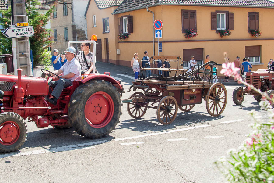 Ancienne pompe à bras tirée par un vieux tracteur