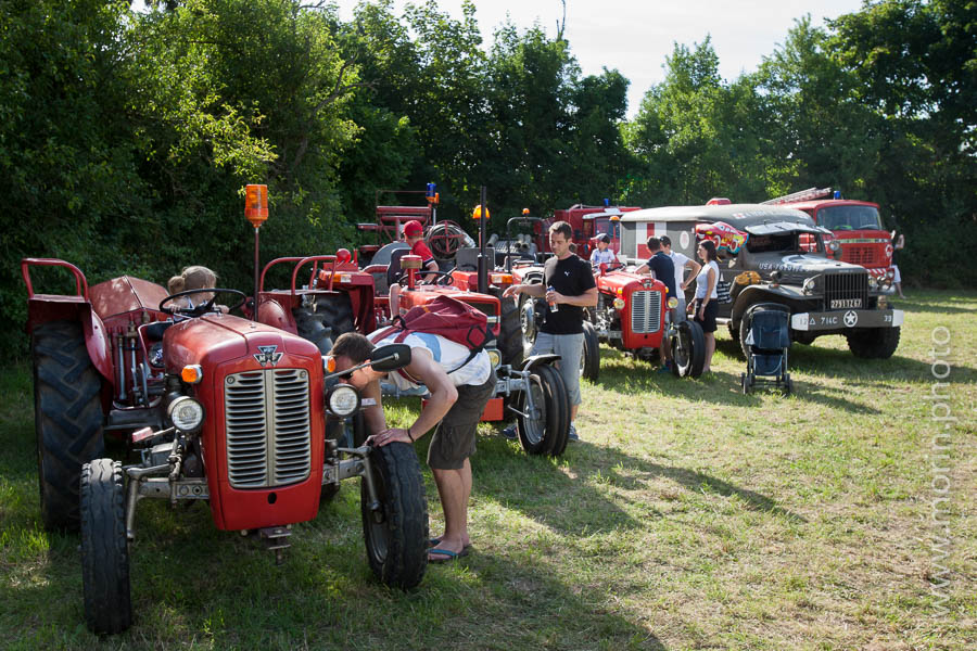 les badauds admirent les tracteurs anciens