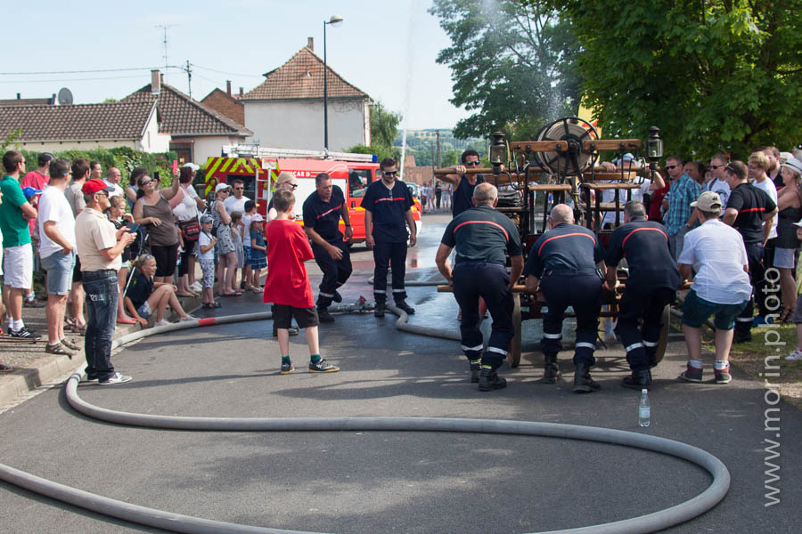 Pompe à bras en action