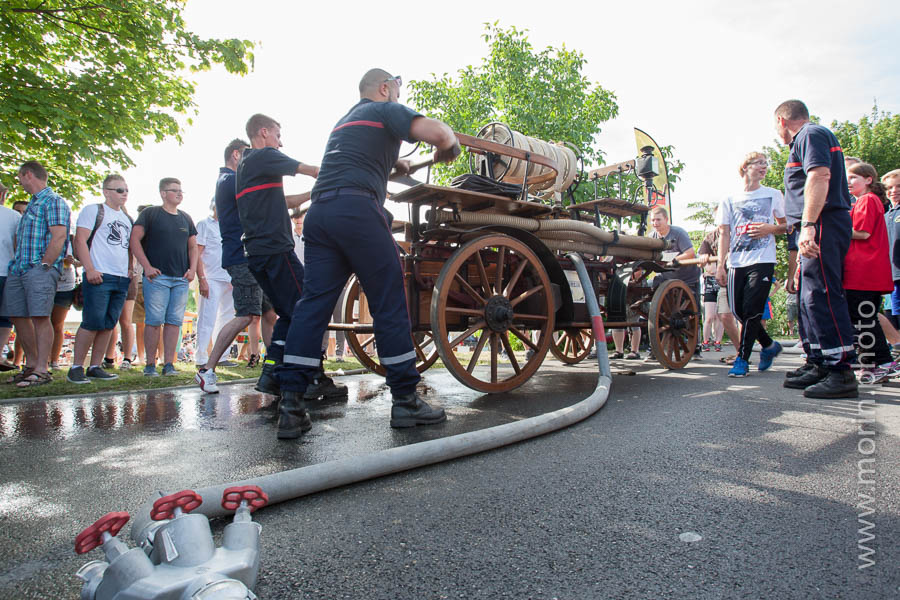 Pompe à bras en action