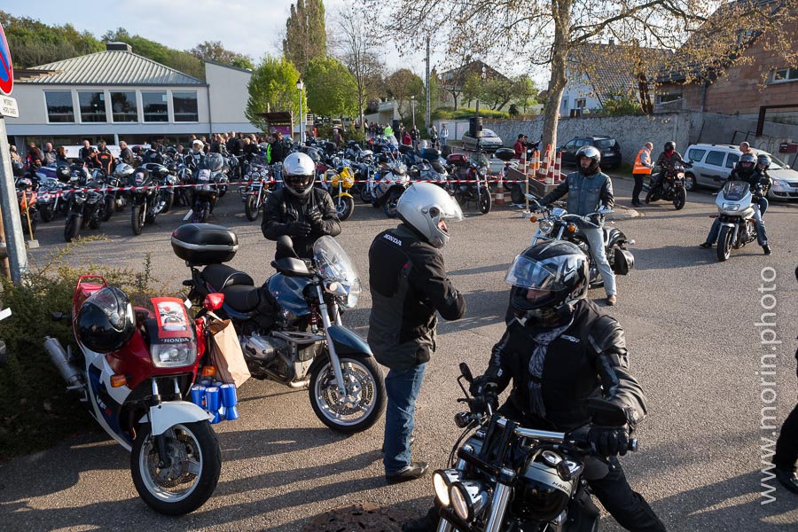 Le parking se rempli des motos et de leurs pilotes