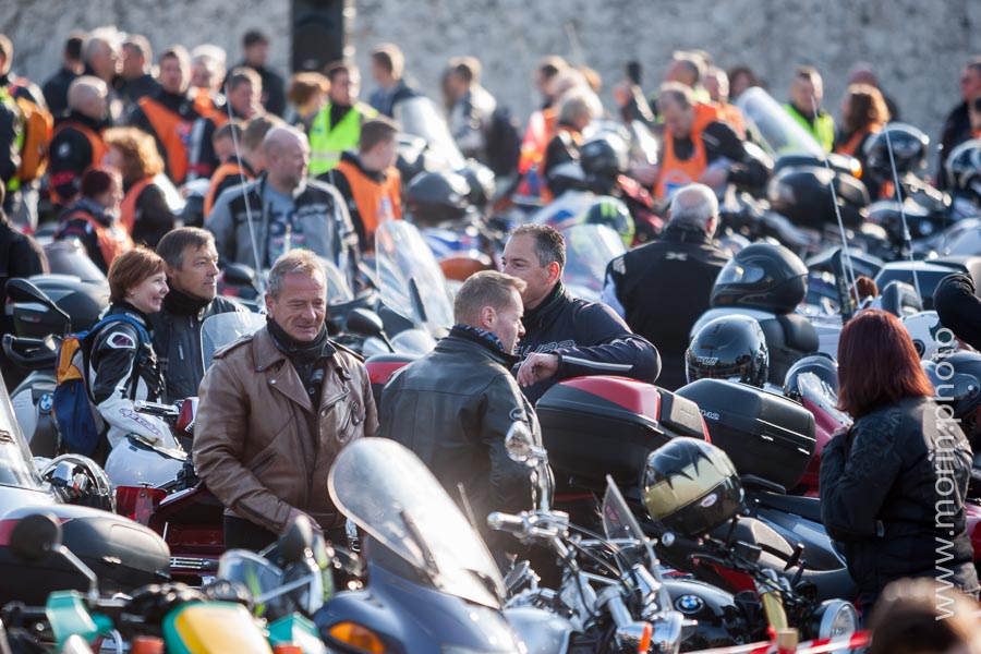 Le parking saturé par les motos et leurs pilotes