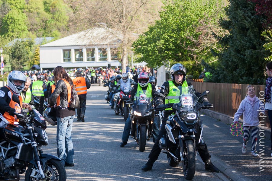 Un groupe de motards se met en route