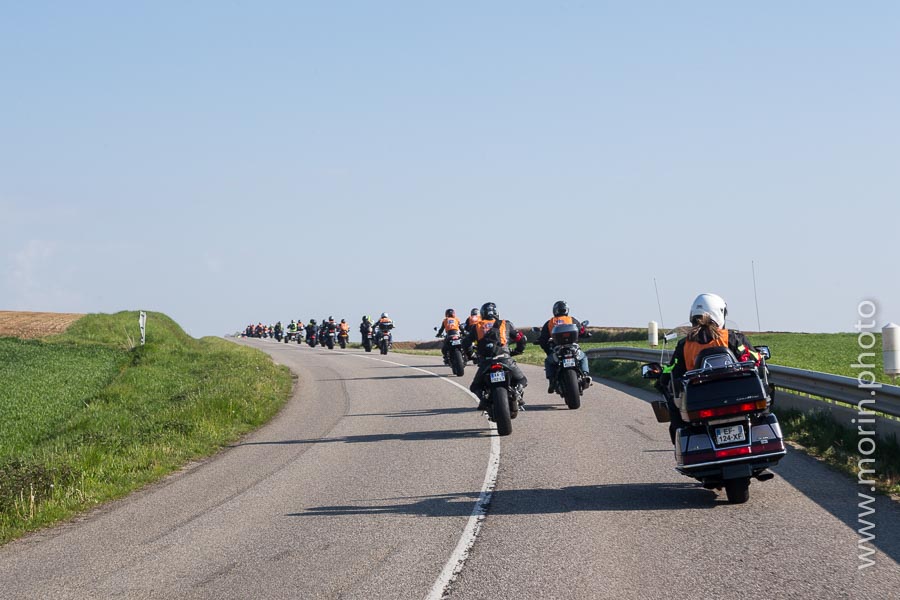 Groupe de motards sur la route