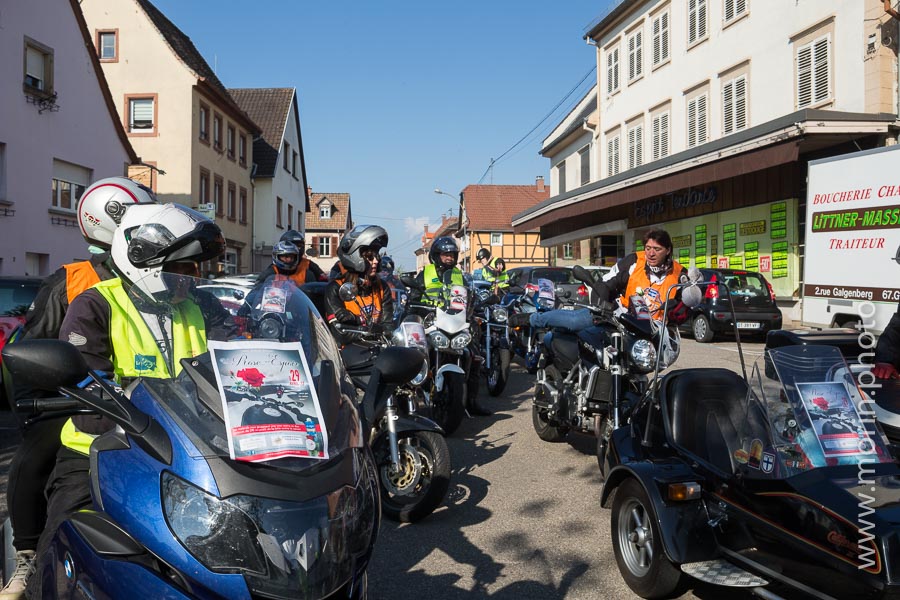 Arrêt des groupes du secteur Hochfelden sur la place du marché