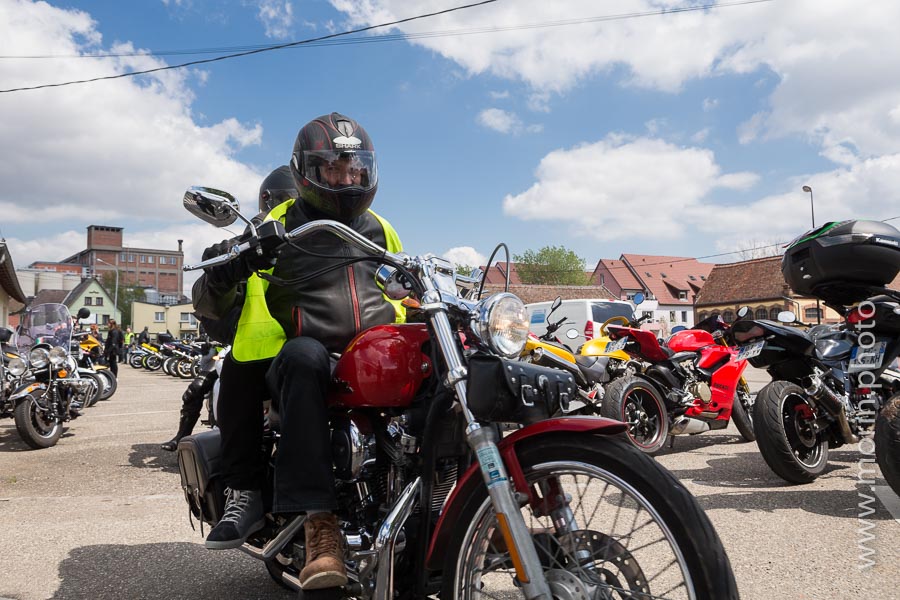 Les motards se regroupent pour un casse-croute après la collecte