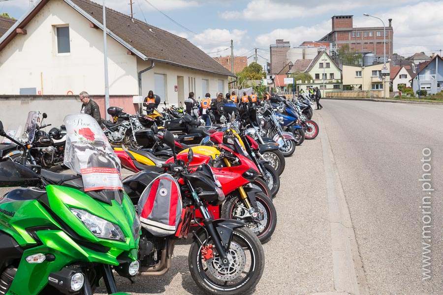 Les motards regroupés pour casse-croute après la collecte