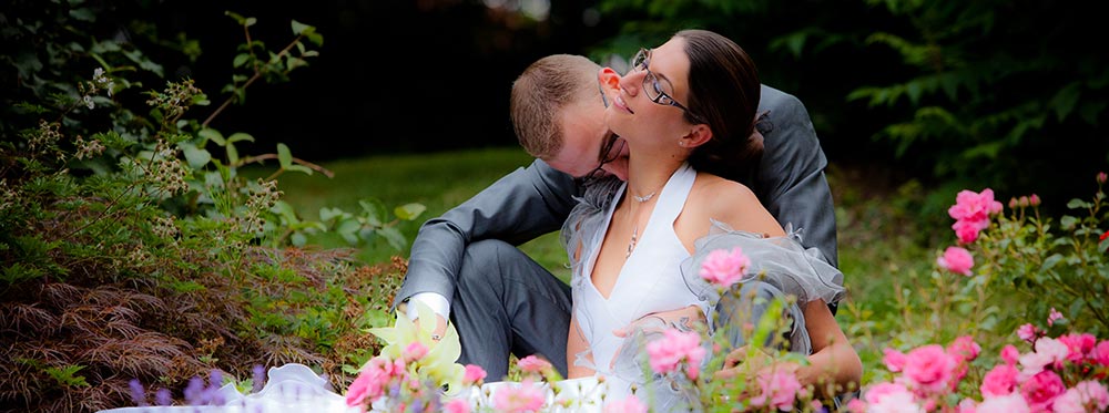 Photo de mariage : Couple de mariés avec des fleurs